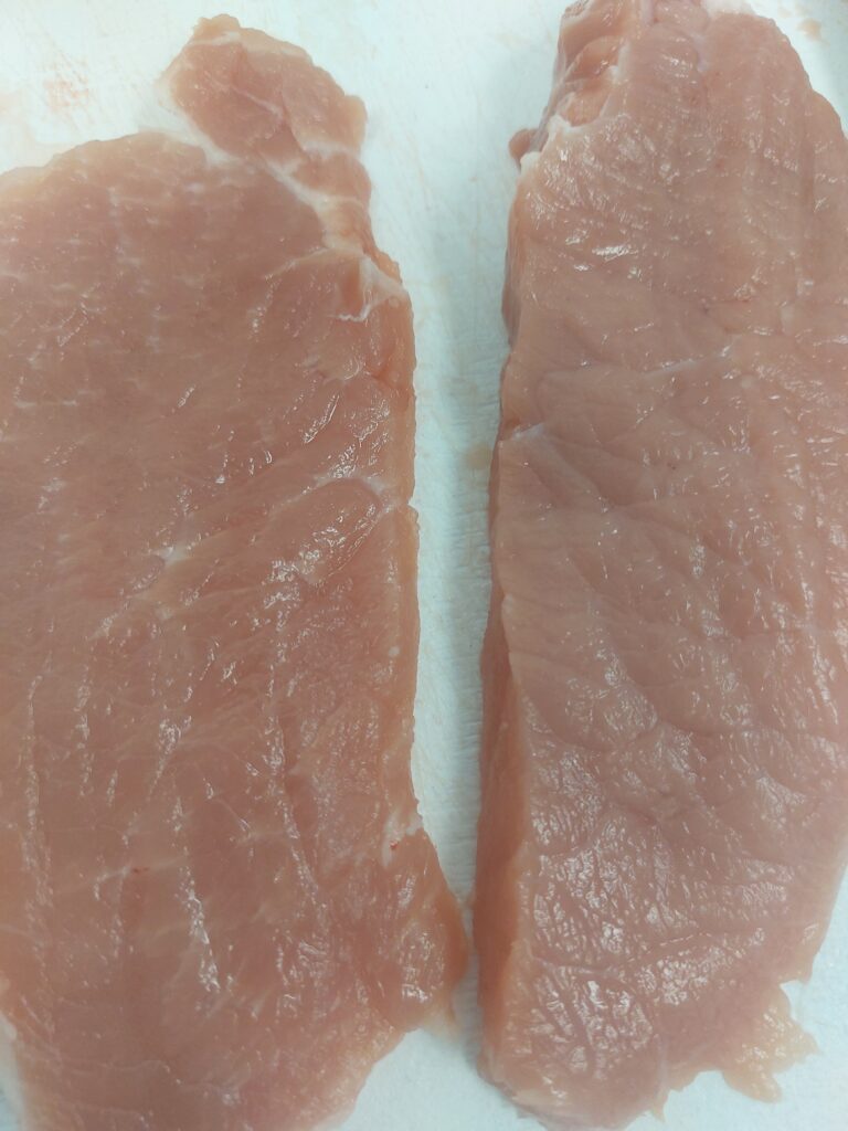 plastry mięsa surowego, schabu