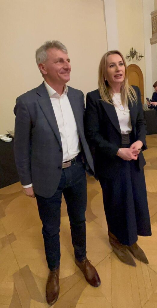 stoją dwie osoby prof dr hab. Joanna Kobus-Cisowska i dr Janusz Wojtczak. Po wystąpieniu.